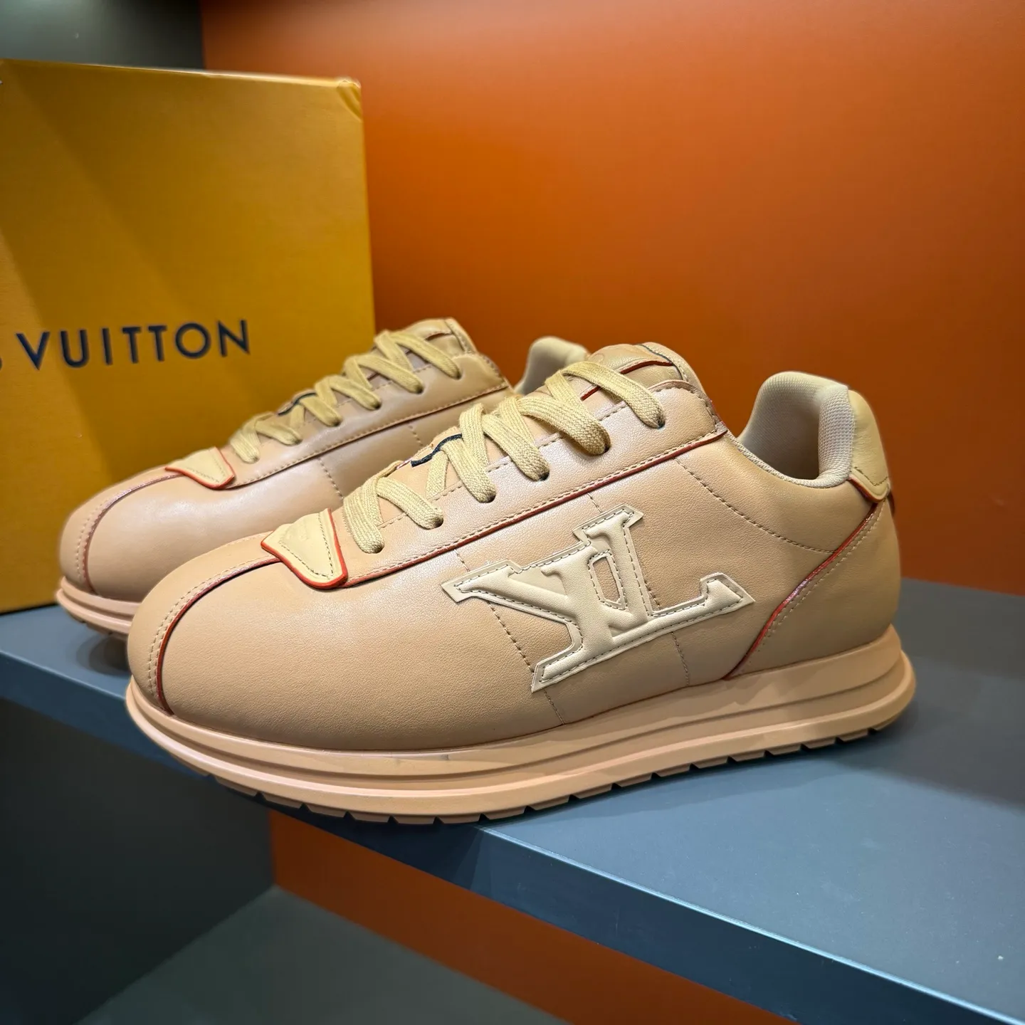 P540 Size 38-45 LV 🫏The colorful interpretation of BUTTERSOFT sneakers combines sheepskin, The colorful interpretation of LV BUTTERSOFT sneakers combines sheepskin and calfskin, bringing a super soft feel. Designed by Pharrell Williams, this '60s-inspired shoe features a padded upper that's been crafted by Louis Vuitton craftsmen to further enhance the comfort of the leather. In addition to the LV initials, it features multiple signatures, including natural leather trim and an embossed pattern of Pharrell Williams and lobster on the side, referencing the Fall/Winter 2025 men’s show. A must-have artifact for fashionistas✅